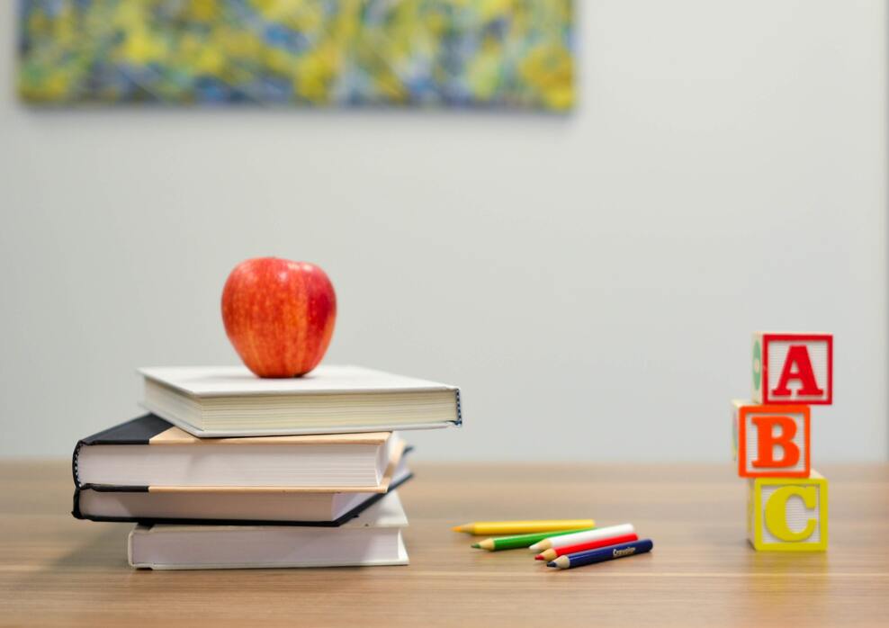 Cube, livres et pommes symbolisant l'éducation