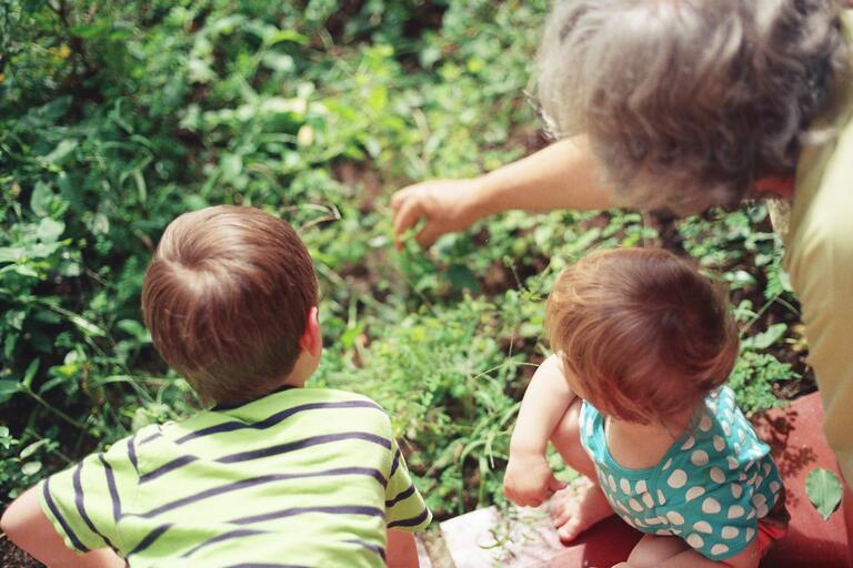 Enfants et grands parents dans un jardin